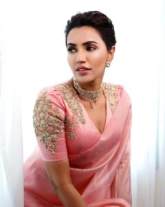Joy Crizildaa Instagram - HAPPY ONAM 🌸 Photographer @dxgphotographer Makeup @reenapaiva Hair @venki_hairstylist Styled by @joycrizildaa Wearing @savinidii_official Jewellery @mspinkpantherjewel Location @crowneplazachn #aksharagowda #stylishtamilachi #aksharagowdabikki #stylishtamizhachi #chennai #hyderabad #pink #bride #happyonam #onam Crowne Plaza Chennai Adyar Park