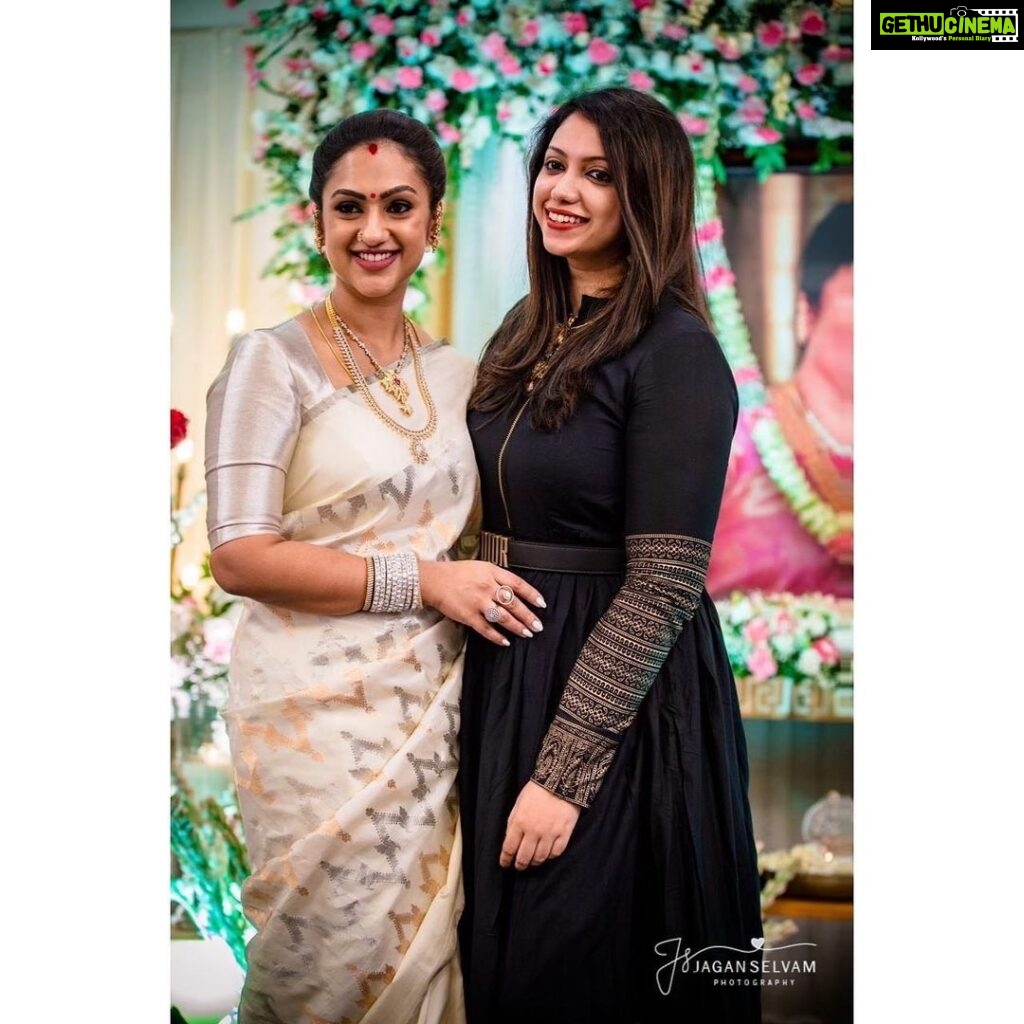 Joy Crizildaa Instagram - F A V O U R I T E Pic with Gorgeous Akka @pritha10hari 🤍🖤 For The Beautiful Person You Are 💖 You Deserve Nothing But The BEST 💖 @pritha10hari 😘 📸 : @jaganselvamphotography