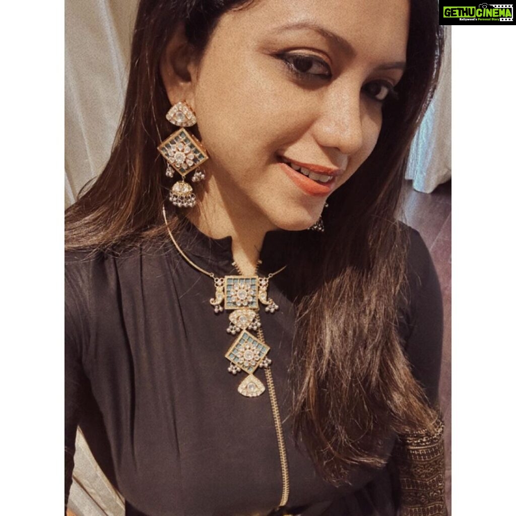 Joy Crizildaa Instagram - S M I L E is the Beauty of the S O U L 🖤 Thank You @cloverzindia for this stunning jewellery 💖 #fashion #fashionstyle #fashiongram #stylist