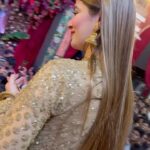 Kainaat Arora Instagram - Thank you @punitbalan & Beautiful #Pune for this grand darshan and moments 🙏🙏🙏.. . Ganpati bappa morya 🙏🙏🙏 #Maha #Aarti with #punitbalan #bhausahebrangari #ganpati #Trust in Your city Pune .. 🙏🙏🙏 . . Talent manager: @business.manager_kainaat #ganpatibappamorya #kainnataroraa #kainaatarora #pune #appearance #mahaarti 🙏