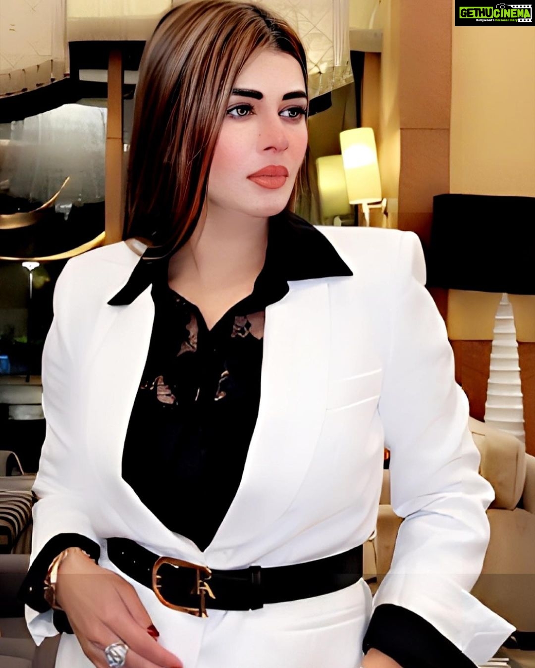 Kainaat Arora Instagram - Learn To Sit back & Observe .. Not Everything Needs A Reaction . . . . #EleganceIsAnAttitude #poise #grace #Kainaatarora #BeKind #BeHumble #Gratitude #SimplicityIsBeauty #Kainnataroraa #travelstories #travelScenes #Compassion #SpreadLove