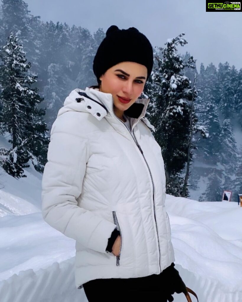 Kainaat Arora Instagram - LIFE IS BETTER CONNECTED WHEN IN SNOW ⛄️ THN WITH A WIFI . . . 🔜 #kainnataroraa