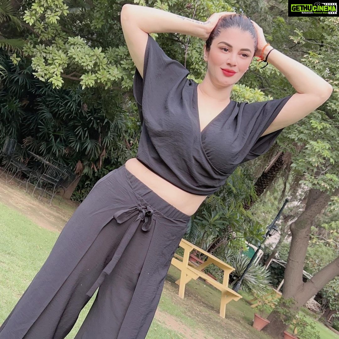 Kainaat Arora Instagram - आध्यात्मिक शांति के अमृत से संतुष्ट लोगों को जो सुख और शांति प्राप्त होती है, वह लालची व्यक्तियों को बेचैनी से इधर-उधर घूमने से नहीं मिलती है। “ Chanakya Niti “