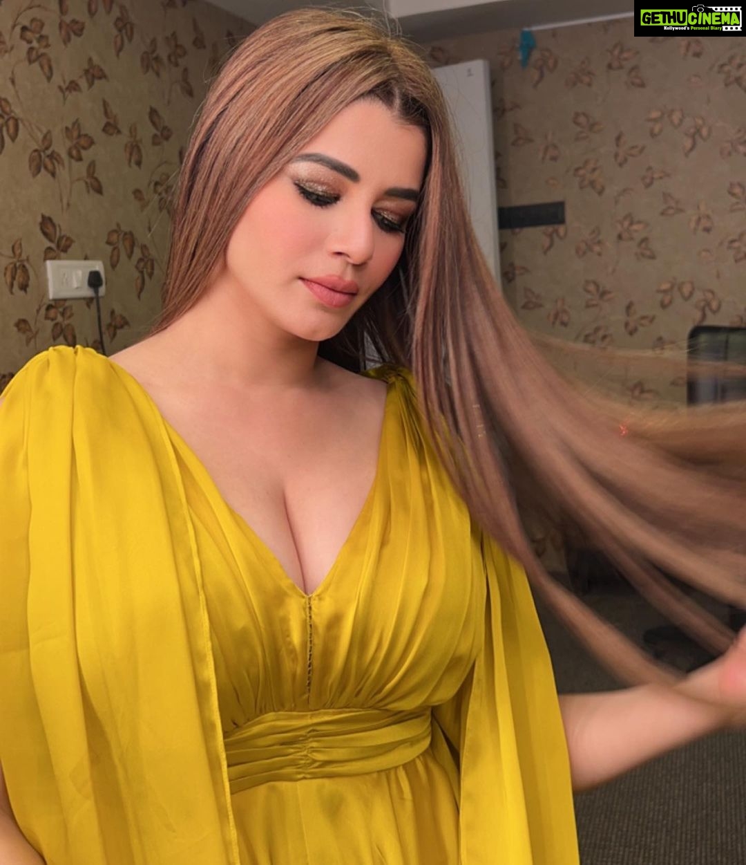 Kainaat Arora Instagram - Shikaaytaun ki bhi izzat hoti hai , harr kisi se nahi ki jaati… 🌟 🌟 #saiyyan Coming Soon 🔜 🌟 Singer @_.mansiiiiiii._ Choreography: @lollypop0811 Hair : @kewalshobha Make up : @ritesh.30 👗: @nikitah_14 Talent manager: #priyankShah ( @business.manager_kainaat Director : #shawn Produced by : @omoctavemusic 🌟 #saiyyan Coming Soon 🔜 #kainaatarorafans #kainaataroraupdates #kainaat_arora #kainnataroraa