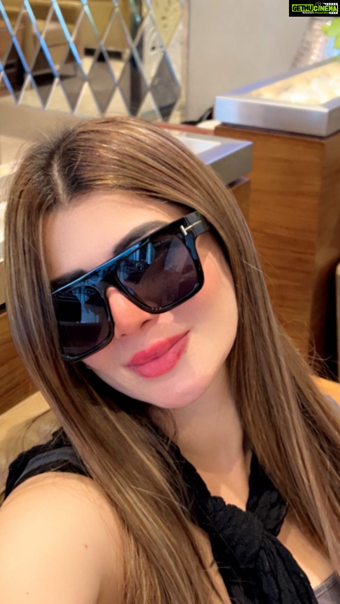 Kainaat Arora Instagram - Phirr se Udd Chalaa ✈️✈️✈️ . . . . #globetrotter #🐎🐎🐎🐎 #OnTheMove #LetsGo #kainaatarora #kainnataroraa #trending #airport #airportstyle #airportfashion #airportdiaries #airportlook Business Class Longue