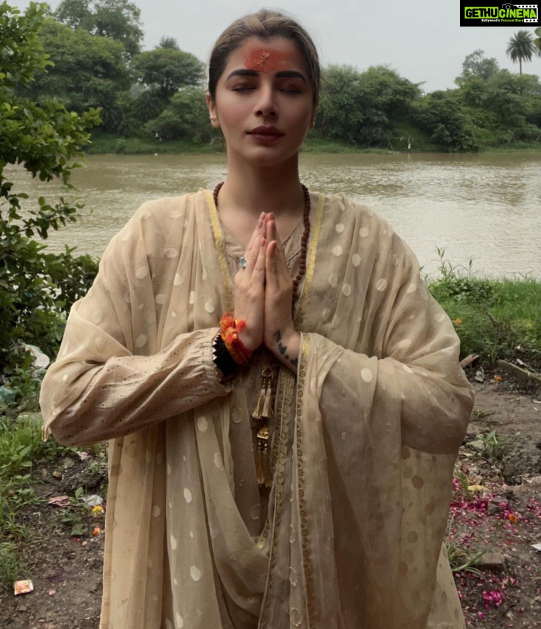 Kainaat Arora Instagram - Sending Healing Energies to one and alll … . . . . #spritualgrowth #kainnatarora #shiva #Journey #TravelStories #Peaceful #blissful #kainaatarora Shri angareshwar Mandir , Ujjain..