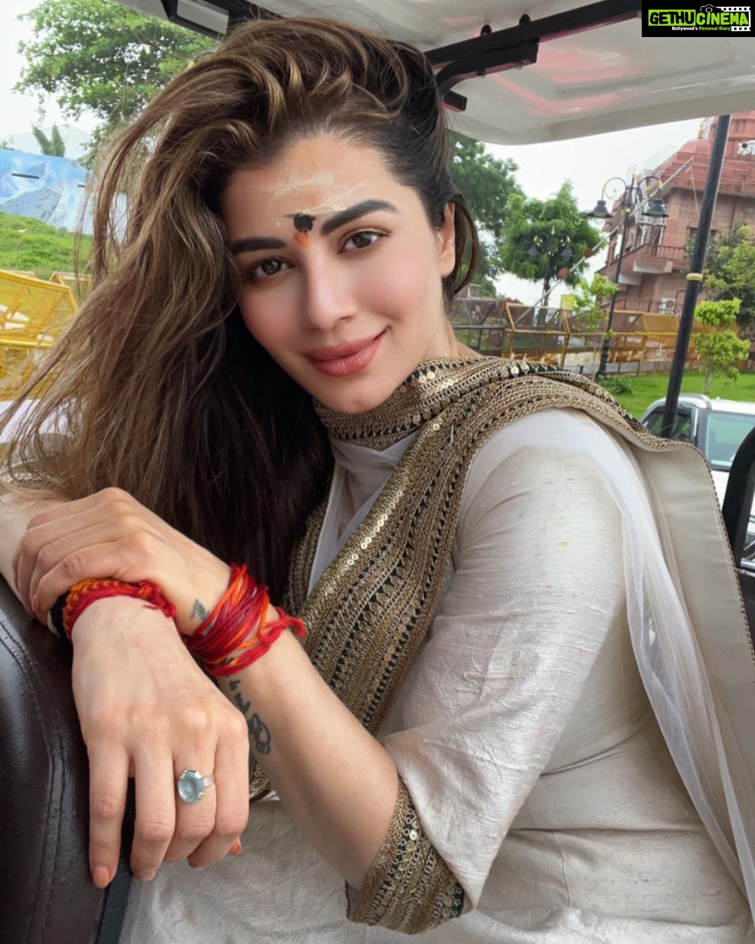 Kainaat Arora Instagram - Early Mornings At The holy #mahakal #ujjainmahakaal #Temple 🌸🌸🌸 . . #kainnataroraa #kainaatarorafans #kainaat_arora #ujjainmahakal #mahakaleshwar #shivshankar #mahakaleshwar