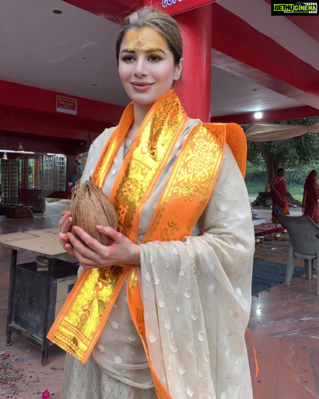 Kainaat Arora Instagram - Did Blissful darshan at #AngareshwarMahadevTemple #angareshwar__mahadevЁЯЩП #mahadev #Temple In holy #Ujjain And performed holy rituals ЁЯЩПЁЯЩПЁЯЩП . рдкреБрд░рд╛рдгреЛрдВ рдореЗрдВ рдордВрдЧрд▓ рдЧреНрд░рд╣ рдХрд╛ рдЬрдиреНрдо рд╕реНрдерд╛рди рдЙрдЬреНрдЬреИрди рдореЗрдВ рдорд╛рдирд╛ рдЧрдпрд╛ рд╣реИред рдЗрд╕рд▓рд┐рдП рдордВрдЧрд▓ рдЧреНрд░рд╣ рдХреА рд╢рд╛рдВрддрд┐ рдХреЗ рд▓рд┐рдП рдпрдерд╛ рд╕рдВрднрд╡ тАЬрдЕрдВрдЧрд╛рд░реЗрд╢реНрд╡рд░ рдорд╣рд╛рджреЗрд╡ тАЬ рдореЗрдВ рд╡рд┐рд╢реЗрд╖ рдкреВрдЬрд╛ рдлрд▓рджрд╛рдпреА рдорд╛рдиреА рдЧрдИ рд╣реИред рдзрд╛рд░реНрдорд┐рдХ рдорд╛рдиреНрдпрддрд╛ рд╣реИ рдХрд┐ рдЗрд╕ рдкреВрдЬрд╛ рд╕реЗ рдордВрдЧрд▓ рдЧреНрд░рд╣ рджреЛрд╖ рдХреА рд╢рд╛рдВрддрд┐ рд╣реЛрддреА рд╣реИ ЁЯЩПЁЯЩПЁЯЩП . #kainnatarora #ujjain #mahaakaal ЁЯЩП Shri angareshwar Mandir , Ujjain..