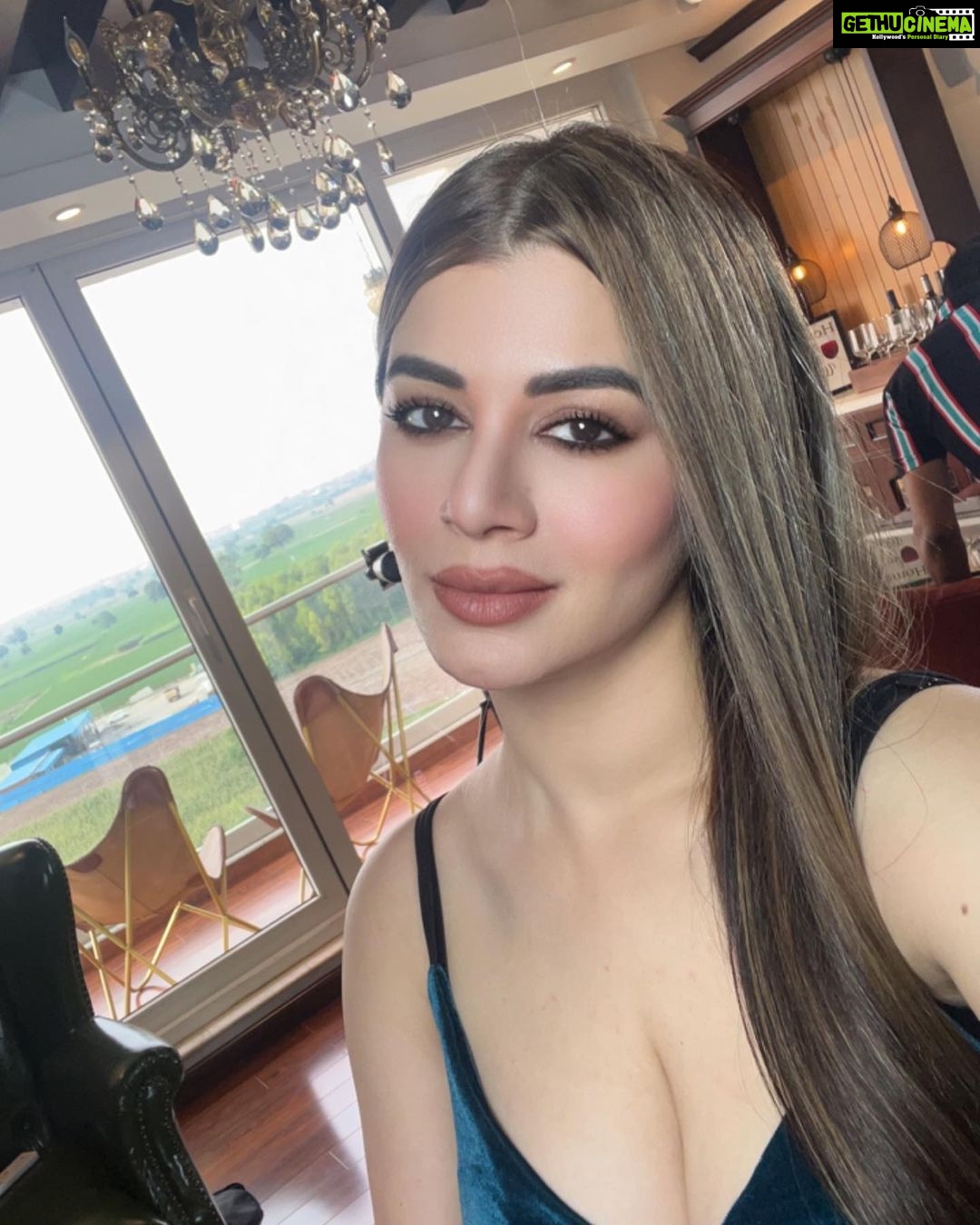 Kainaat Arora Instagram - Portraits … 🦋 🦋 🦋 🦋 #kainnataroraa 🎬🎬🎬 Talent manager: @business.manager_kainaat