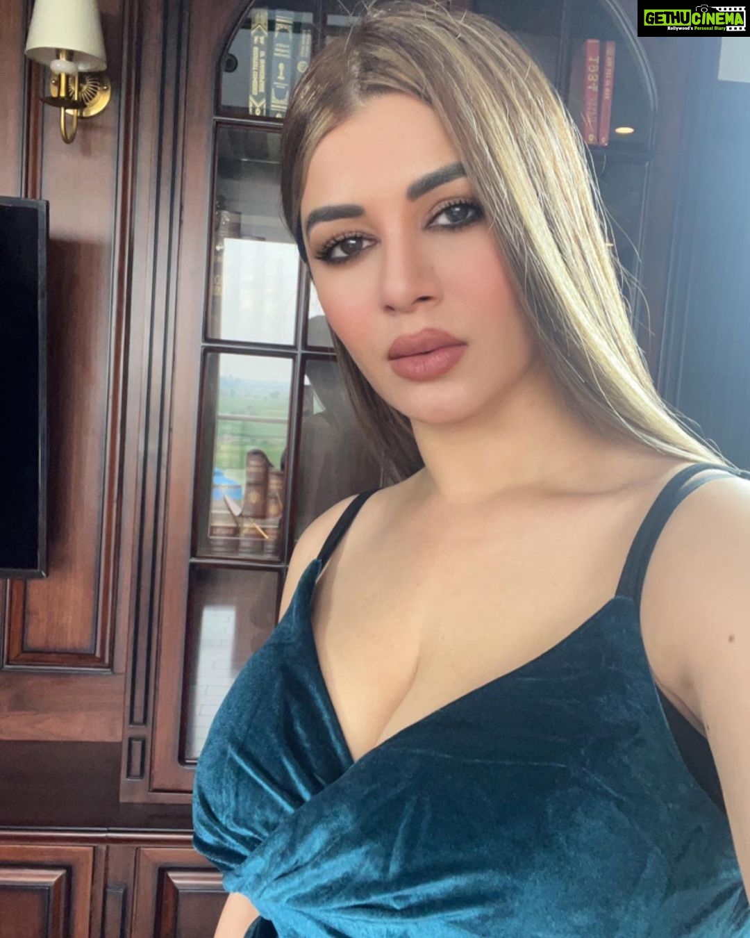 Kainaat Arora Instagram - Eyes wonโt lie .. . . . . ๐ฌ talent manager : ( #priyankShah @business.manager_kainaat #kainnataroraa ๐