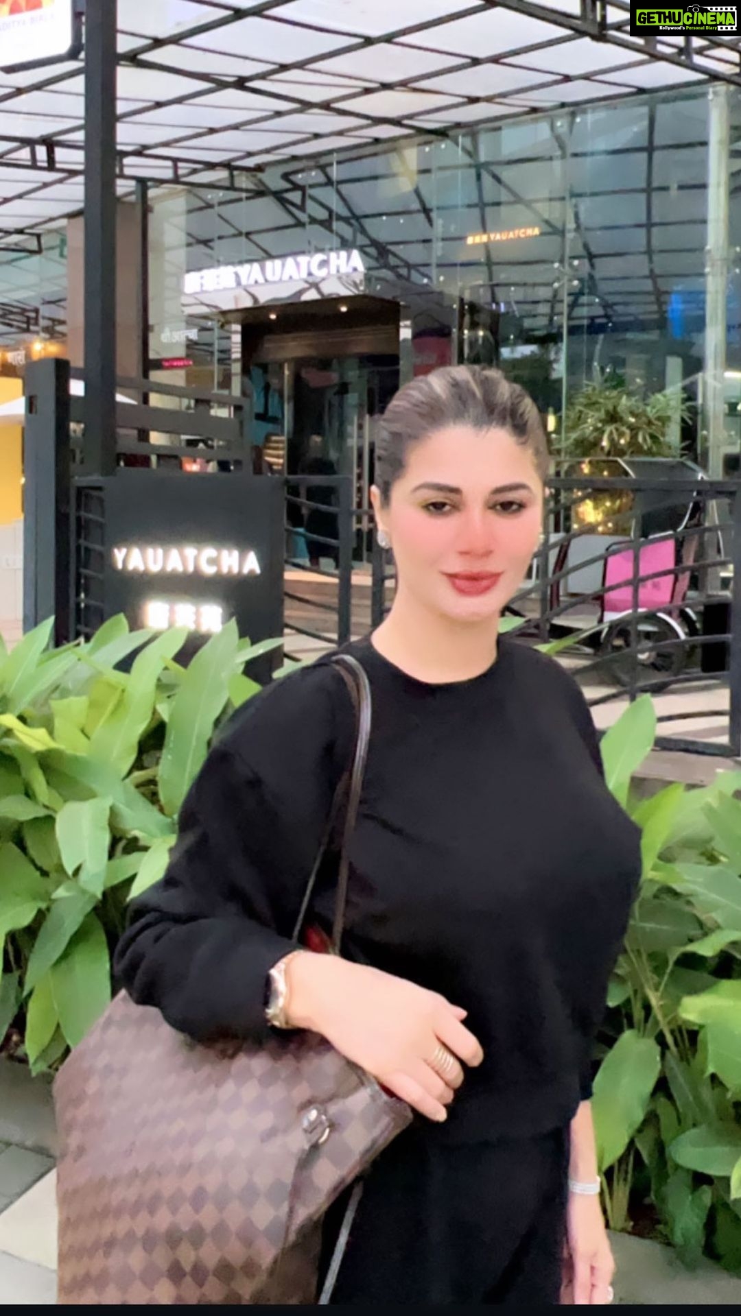 Kainaat Arora Instagram - ज़िंदगी खेलती भी उसी के साथ है, जो खिलाड़ी बेहतरीन होता है.. दर्द सबके एक से है... मगर होसले सबके अलग-अलग है...कोई हताश हो के बिखर जाता है, तो कोई संघर्ष कर के निखर जाता है .. . . #kainnataroraa #🐎🐎🐎🐎🐎 #kainaatarora Let’s Go