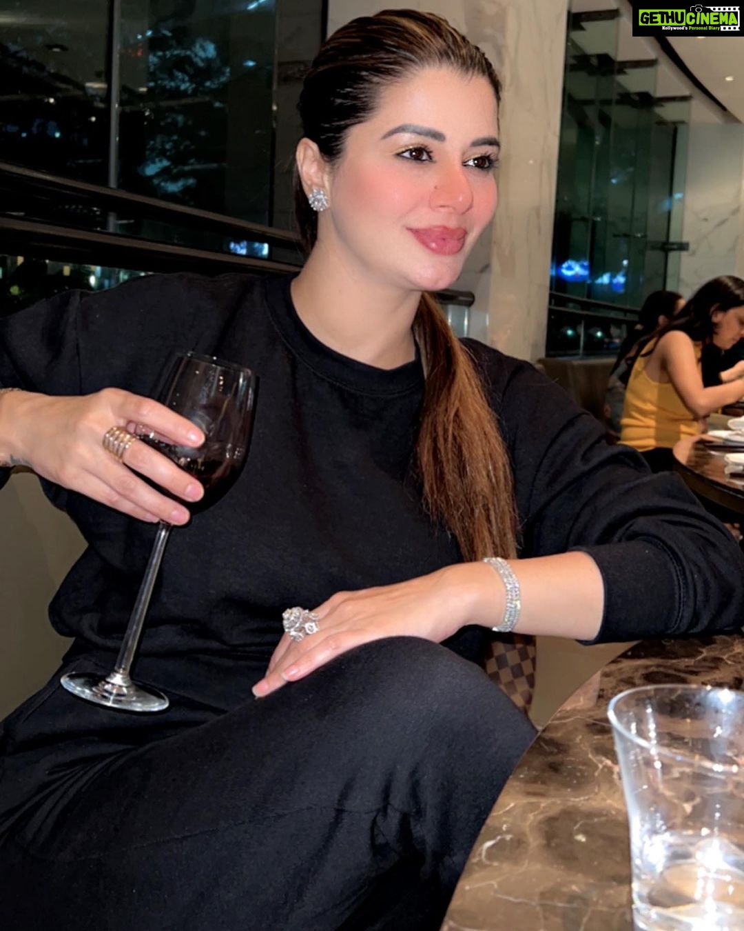 Kainaat Arora Instagram - Love Your Mess .. . . . . #Sundaysss.. #kainnataroraa #weekends #Goodtimes #Kainaatarora #Vibing