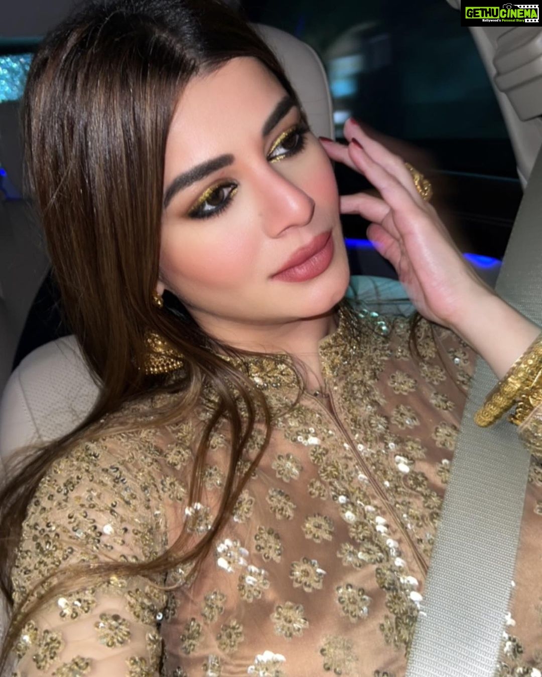 Kainaat Arora Instagram - Chal terey Ishq mai Padd jaatey hai .. . . . Business manager: @business.manager_kainaat . #tonightScenes #Pune #ganpatifest #punitbalan #ganpatibappamorya #kainaat_arora #kainnataroraa #workScenes #Appearance #celebrityGuest #Trending Pune, Maharashtra