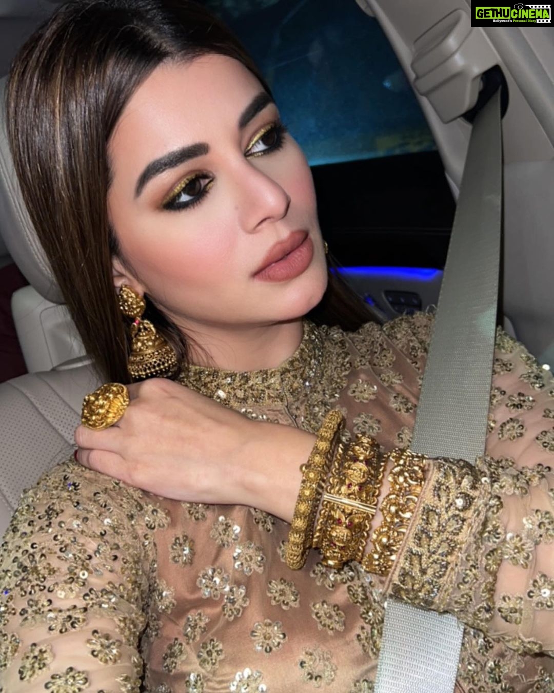 Kainaat Arora Instagram - Hello #Pune .. . All set for the #Maha #Aarti with @punitbalan #bhausahebrangari #ganpati #Trust in Your city Pune .. see you all now at 8 pm πππ . . #ganpatibappamorya #kainnataroraa #kainaatarora #pune #appearance #mahaarti π Pune, Maharashtra