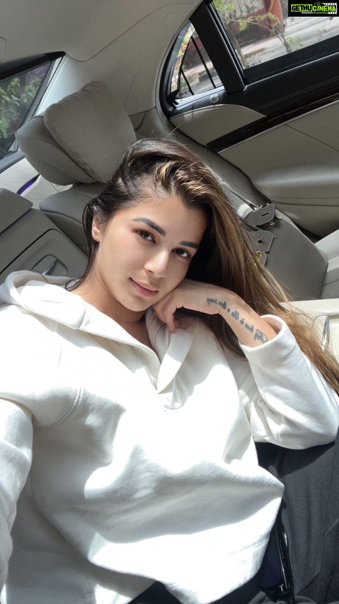 Kainaat Arora Instagram - LOSERS LIVE IN THE PASTβ¦. WINNERS LEARN FROM THE PAST AND ENJOY WORKING IN THE PRESENT π€€ TOWARDS THE FUTURE... π€€π€€π€€ . . . . #π #kainnataroraa #goals #vision #living #loving #Dreaming #Aiming #MyLifeMyRules π#kainaataroraupdates #kainaataroraofficial #kainaat_arora #kainaatarora πππππππ
