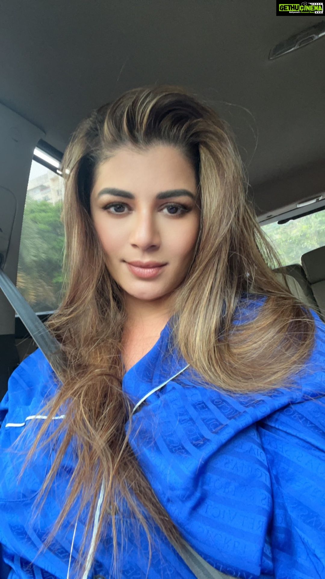 Kainaat Arora Instagram - जंग हमारी समुंदर से है…. लहरें बेवजह परेशान ना हों… . 🎬🎬🎬 . . . MUA : @ritesh.30 Hair : @kewalshobha Talent : @business.manager_kainaat #ShootStories #shootlife #onSets #WorkStories #glam #kainnataroraa #kainaat_arora #kainnatarorafans #kainaatarora #kainnataroraaworkStories #trending #SomethingNewSoon #🎬 Lucknow, Uttar Pradesh