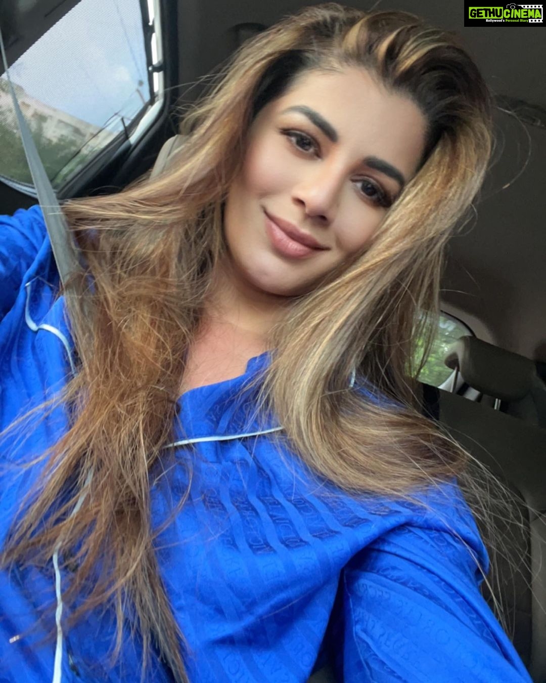 Kainaat Arora Instagram - Post pack up scenes .. . π¬π¬π¬ . . . MUA : @ritesh.30 Hair : @kewalshobha Talent : @business.manager_kainaat #ShootStories #shootlife #onSets #WorkStories #glam #kainnataroraa #kainaat_arora #kainnatarorafans #kainaatarora #kainnataroraaworkStories #trending #SomethingNewSoon #π¬ Lucknow, Uttar Pradesh