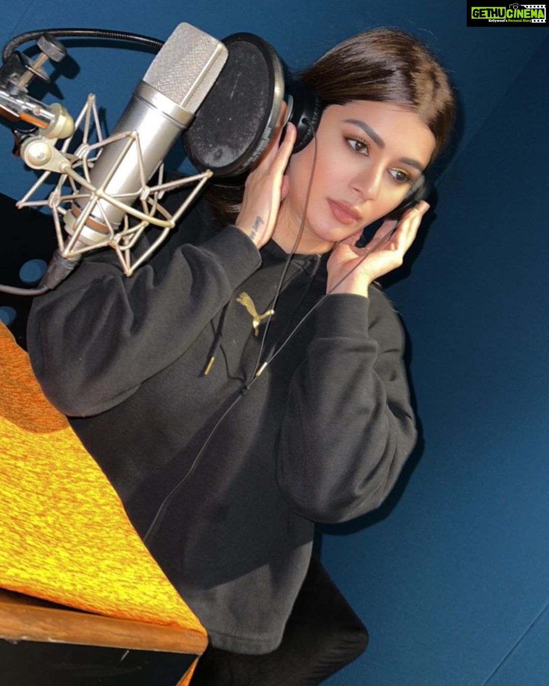 Kainaat Arora Instagram - Dubbing scenes .. #WorkMode . . . . #kainnataroraa