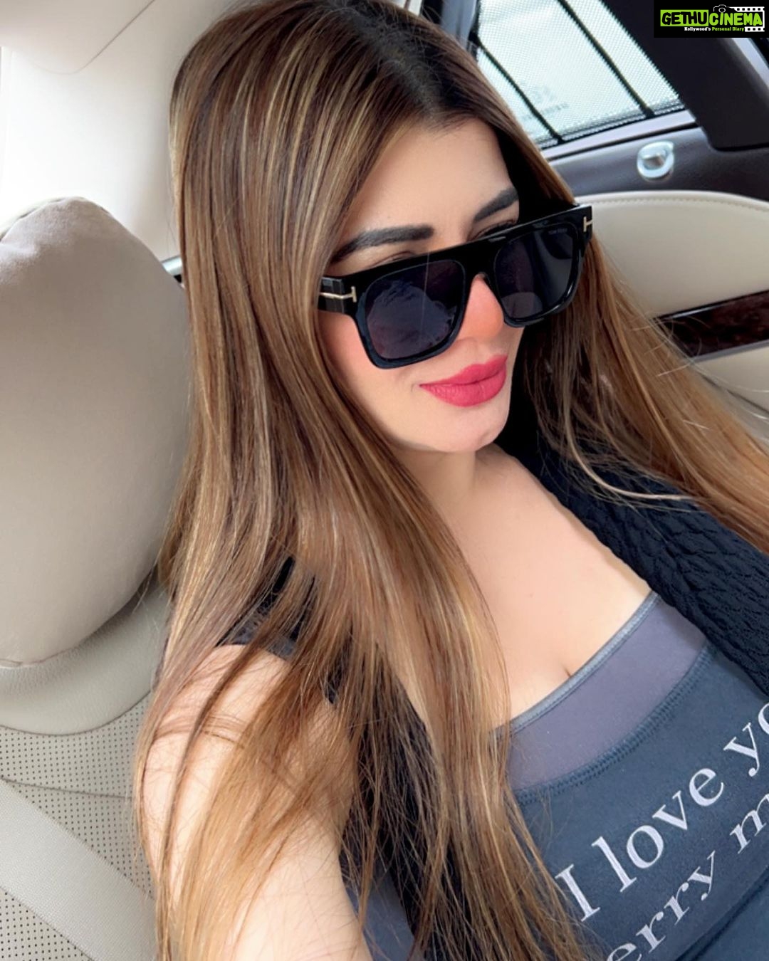 Kainaat Arora Instagram - ✈️✈️✈️ . . . . #Saturday #TravelTime ✈️ #kainaatarora #kainaataroraupdates #kainnataroraa #weekends #trending #goodtimes Terminal 2 Chatrapati Shivaji Terminal Mumbai