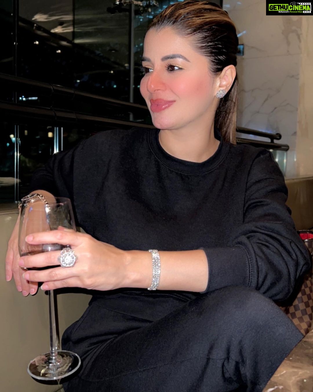 Kainaat Arora Instagram - Love Your Mess .. . . . . #Sundaysss.. #kainnataroraa #weekends #Goodtimes #Kainaatarora #Vibing