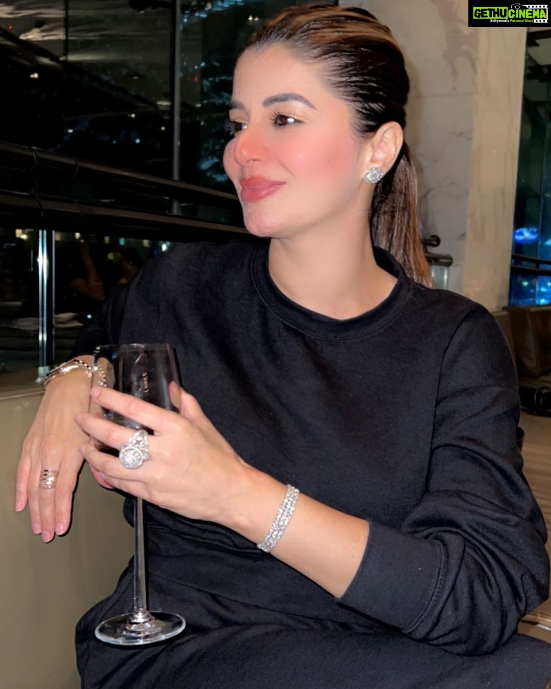 Kainaat Arora Instagram - Love Your Mess .. . . . . #Sundaysss.. #kainnataroraa #weekends #Goodtimes #Kainaatarora #Vibing