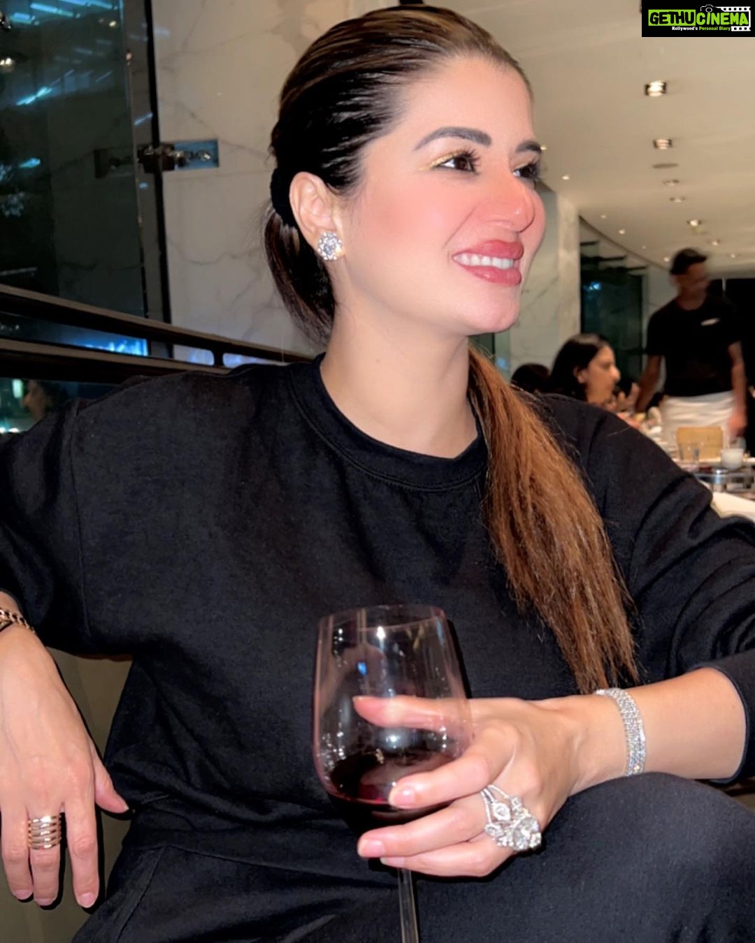 Kainaat Arora Instagram - Love Your Mess .. . . . . #Sundaysss.. #kainnataroraa #weekends #Goodtimes #Kainaatarora #Vibing