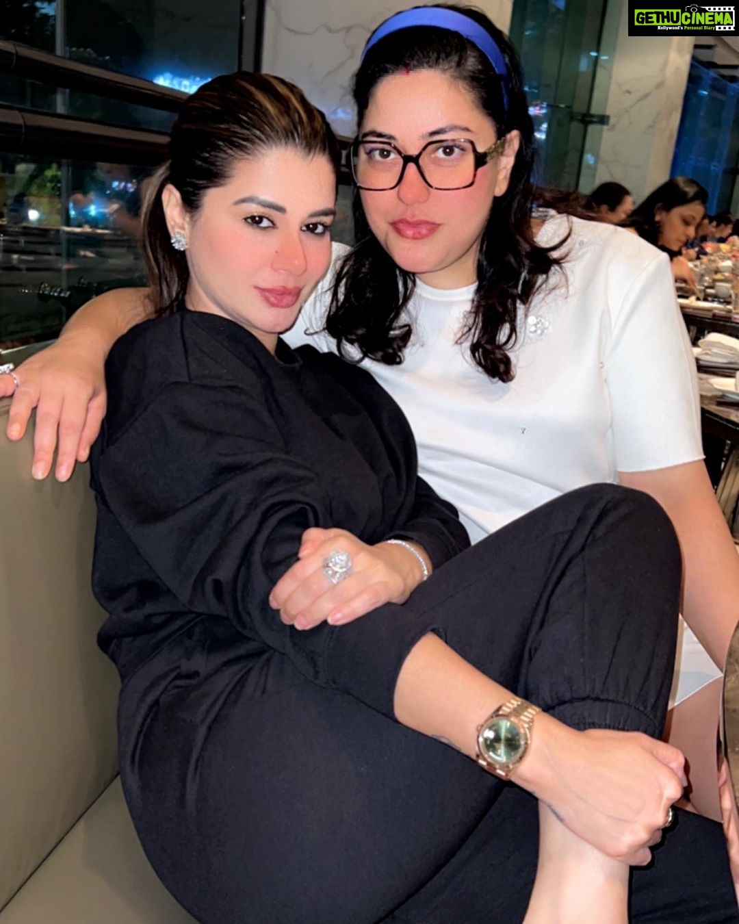 Kainaat Arora Instagram - Love Your Mess .. . . . . #Sundaysss.. #kainnataroraa #weekends #Goodtimes #Kainaatarora #Vibing