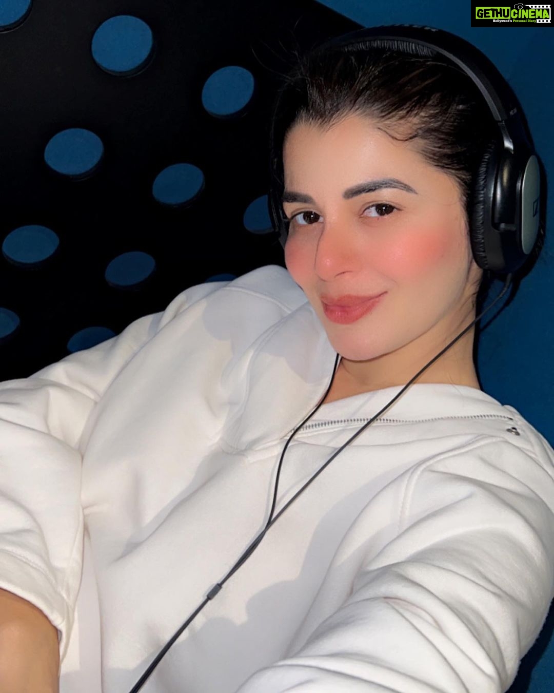 Kainaat Arora Instagram - Dubbing Time … Best Times … . . #kainnataroraa #workscenes #BehindTheScenes #BTS #TeesriBegum #KcBokadiaFilm #Kainaatarora #Actorslife #trending #Studiolife #goals 🐎🐎🐎🐎🐎🐎🐎 🐎