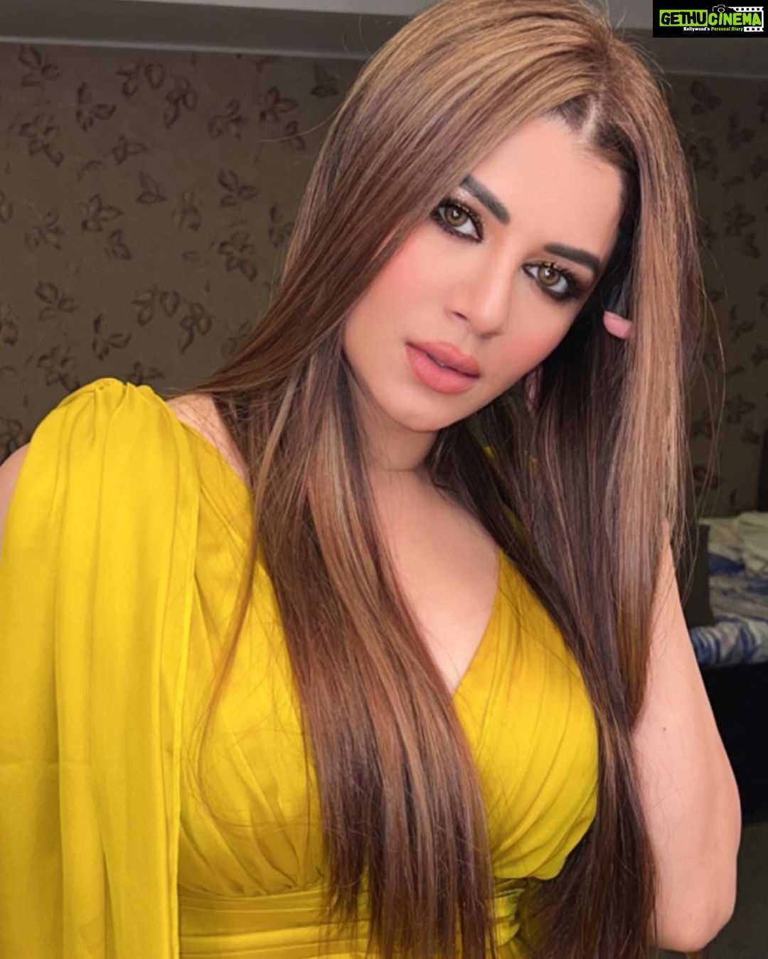 Kainaat Arora Instagram - I like My Own Company .. Because Iโm The Only One I can trust ๐คค๐คค๐คค ๐ผ ๐ผ ๐ผ ๐ผ ๐ผ ๐ผ ๐ผ ๐ผ ๐ผ Singer @_.mansiiiiiii._ Choreography: @lollypop0811 Hair : @kewalshobha Make up : @ritesh.30 ๐: @nikitah_14 Talent manager: #priyankShah ( @business.manager_kainaat Director : #shawn Produced by : @omoctavemusic #kainnataroraa #kainaatarorafans #kainaataroraupdates #kainaatarora