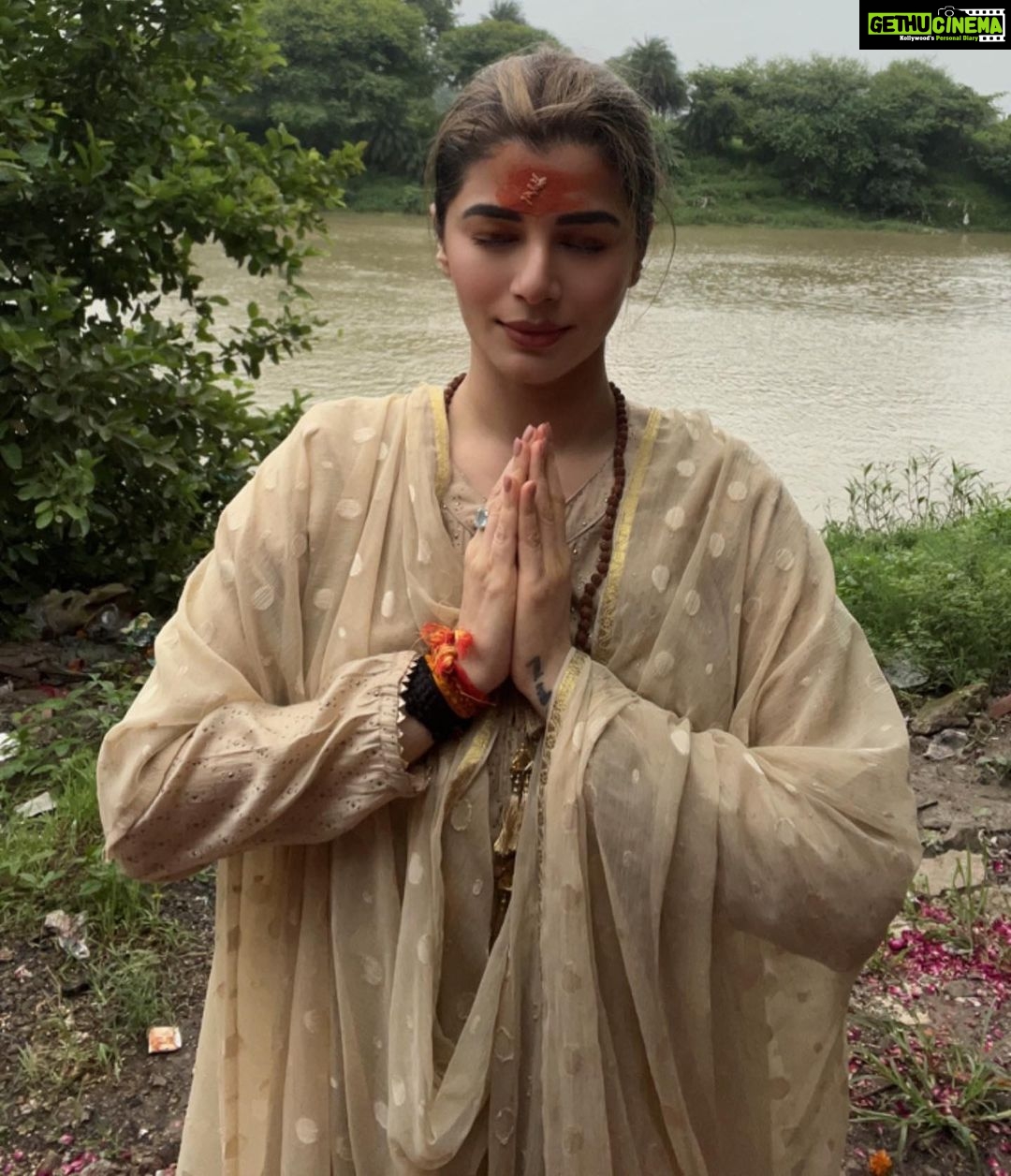 Kainaat Arora Instagram - Sending Healing Energies to one and alll … . . . . #spritualgrowth #kainnatarora #shiva #Journey #TravelStories #Peaceful #blissful #kainaatarora Shri angareshwar Mandir , Ujjain..