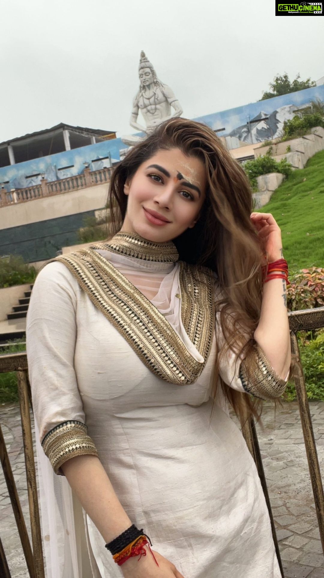 Kainaat Arora Instagram - If You can give anything To Human kind : Give Kindness .. . . . #mahakal #shivohamShivoham #spritualawakening #MeTime #BeKind #Live #love #Smile #ujjain #kainnataroraa #kainaataroraupdates #kainaataroraofficial #kainaatarora #mahakaleshwar #mahakalujjain ποΈπ±π«πβ¨ππͺ·ππͺ΄ Ujjain Mahakal Temple
