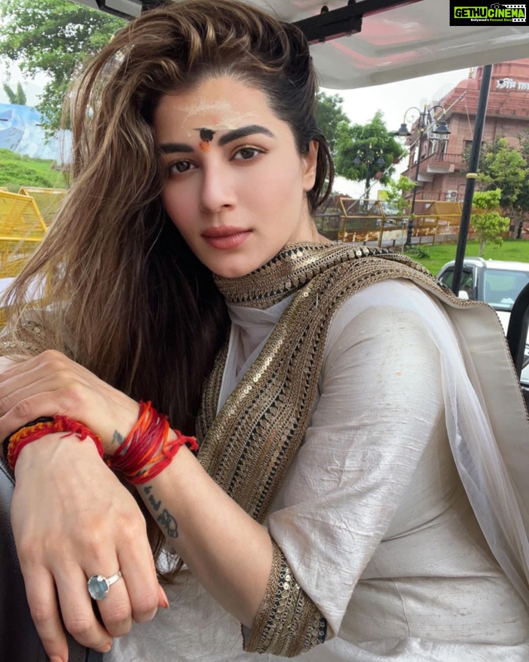 Kainaat Arora Instagram - Early Mornings At The holy #mahakal #ujjainmahakaal #Temple 🌸🌸🌸 . . #kainnataroraa #kainaatarorafans #kainaat_arora #ujjainmahakal #mahakaleshwar #shivshankar #mahakaleshwar
