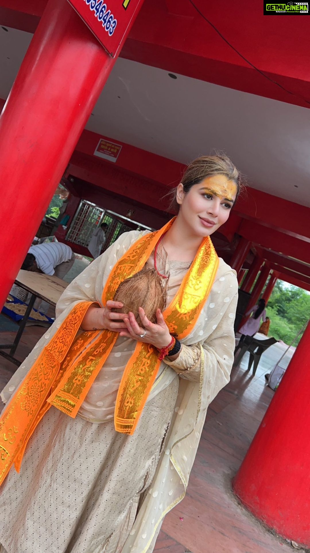 Kainaat Arora Instagram - Did Blissful darshan at #AngareshwarMahadevTemple #angareshwar__mahadevЁЯЩП #mahadev #Temple In holy #Ujjain And performed holy rituals ЁЯЩПЁЯЩПЁЯЩП . рдкреБрд░рд╛рдгреЛрдВ рдореЗрдВ рдордВрдЧрд▓ рдЧреНрд░рд╣ рдХрд╛ рдЬрдиреНрдо рд╕реНрдерд╛рди рдЙрдЬреНрдЬреИрди рдореЗрдВ рдорд╛рдирд╛ рдЧрдпрд╛ рд╣реИред рдЗрд╕рд▓рд┐рдП рдордВрдЧрд▓ рдЧреНрд░рд╣ рдХреА рд╢рд╛рдВрддрд┐ рдХреЗ рд▓рд┐рдП рдпрдерд╛ рд╕рдВрднрд╡ тАЬрдЕрдВрдЧрд╛рд░реЗрд╢реНрд╡рд░ рдорд╣рд╛рджреЗрд╡ тАЬ рдореЗрдВ рд╡рд┐рд╢реЗрд╖ рдкреВрдЬрд╛ рдлрд▓рджрд╛рдпреА рдорд╛рдиреА рдЧрдИ рд╣реИред рдзрд╛рд░реНрдорд┐рдХ рдорд╛рдиреНрдпрддрд╛ рд╣реИ рдХрд┐ рдЗрд╕ рдкреВрдЬрд╛ рд╕реЗ рдордВрдЧрд▓ рдЧреНрд░рд╣ рджреЛрд╖ рдХреА рд╢рд╛рдВрддрд┐ рд╣реЛрддреА рд╣реИ ЁЯЩПЁЯЩПЁЯЩП . #kainnatarora #ujjain #mahaakaal #MangalPuja #shraavan #shiv #mahadev #Detox #Meditate #Surrender #kainaatarora ЁЯЩПЁЯЩПЁЯЩП Shri angareshwar Mandir , Ujjain..