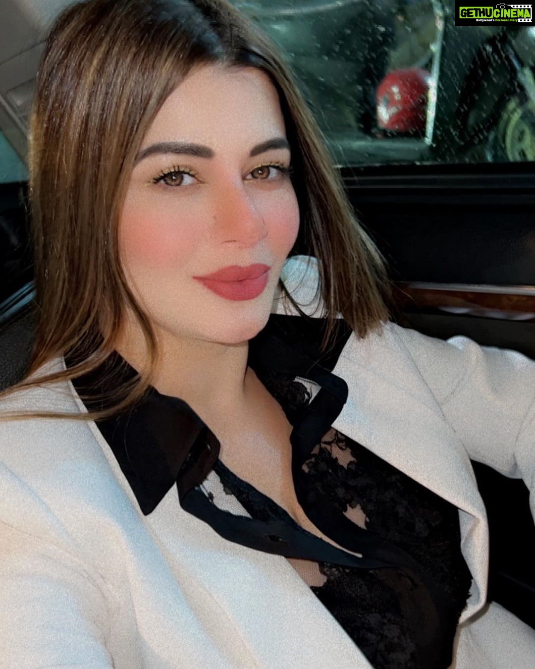 Kainaat Arora Instagram - Sit back & Observe .. 🐎 🐎 🐎 🐎 🐎 🐎 #Kainnataroraa #kainaataroraa #BlindersOn #Goals #workholic #Focused #Driven #🐎
