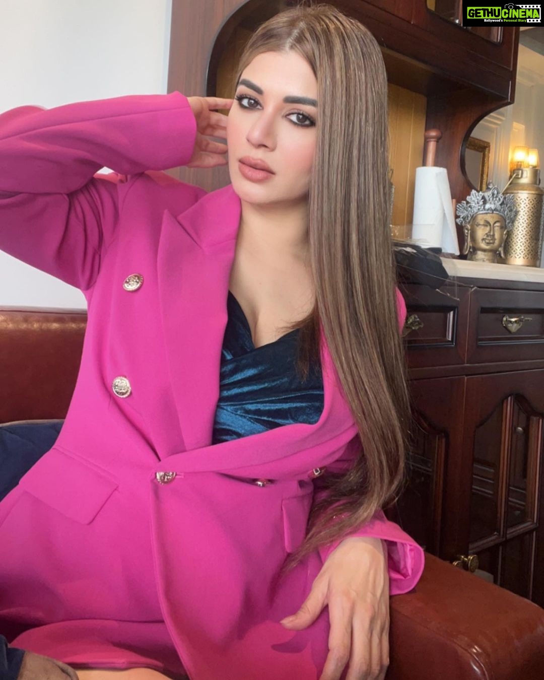 Kainaat Arora Instagram - Raat thodi lambi chali ,toh woh kehne lage, ki Suraj khatam ho gaya.... charche abbhi bhi usi ke hai har taraf, aur woh kehte hai uska waqt khatam ho gaya... ๐ธ ๐ธ ๐ธ ๐ธ ๐ธ ๐ธ ๐ธ #KainnatArora