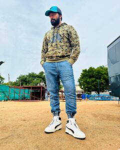 Kalaiyarasan Instagram - Schedule pack up 
#Ntr30 
@jrntr sir 
@siva_koratala sir
@rathnaveludop sir 

Thank you boys @karthik_makeup_artist 
@maratamilan_moorthi 
@aatipamulavenkatesh 
@sattabala7 ❤️❤️❤️❤️