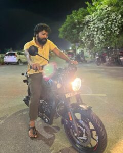 Kalaiyarasan Instagram - 🏍️❤️
Pc : @the_suriya_n darling ❤️