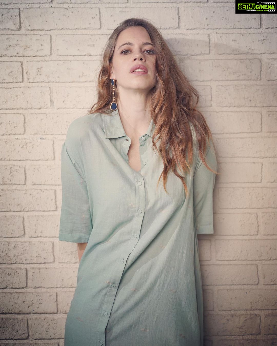 Kalki Koechlin Instagram - Gonna be on Actor’s circle with Miss Malini talking things sustainable and successful and silly fun stuff too🍀🌈♥️ Wearing @anavila_m Thanks @elevate_promotions HMU @angelinajoseph