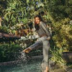 Kalki Koechlin Instagram - Ideas be a-comin’ …creepin’ on a blank sheet or splashing cold on yer feet Make up: @weddingsandwarpaint Photography: @rebeccadcosta Hair: @makeupnhair_by_preefa Styling: @trella.rodrigues Location: @cocoshambhala
