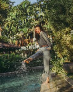 Kalki Koechlin Instagram - Ideas be a-comin’ …creepin’ on a blank sheet or splashing cold on yer feet

Make up: @weddingsandwarpaint 
Photography: @rebeccadcosta 
Hair: @makeupnhair_by_preefa 
Styling: @trella.rodrigues 
Location: @cocoshambhala