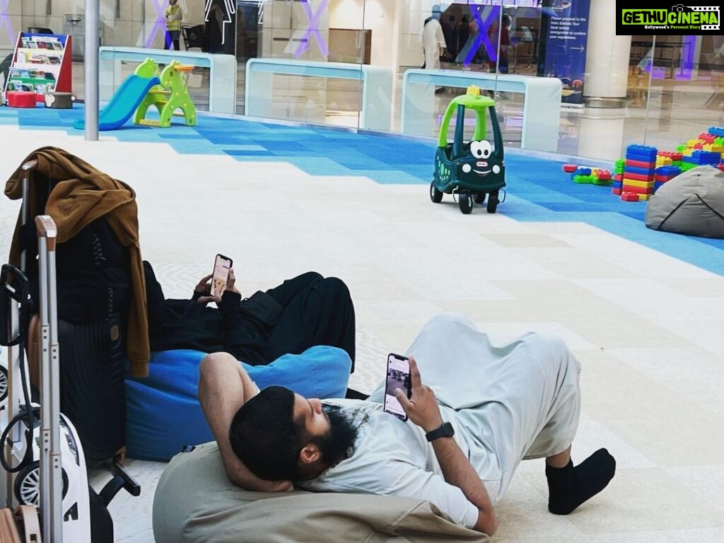 Kalki Koechlin Instagram - Parents taking a break😅 #bahrainairport #kidsplaycentre #phonebuddiesforever #transit