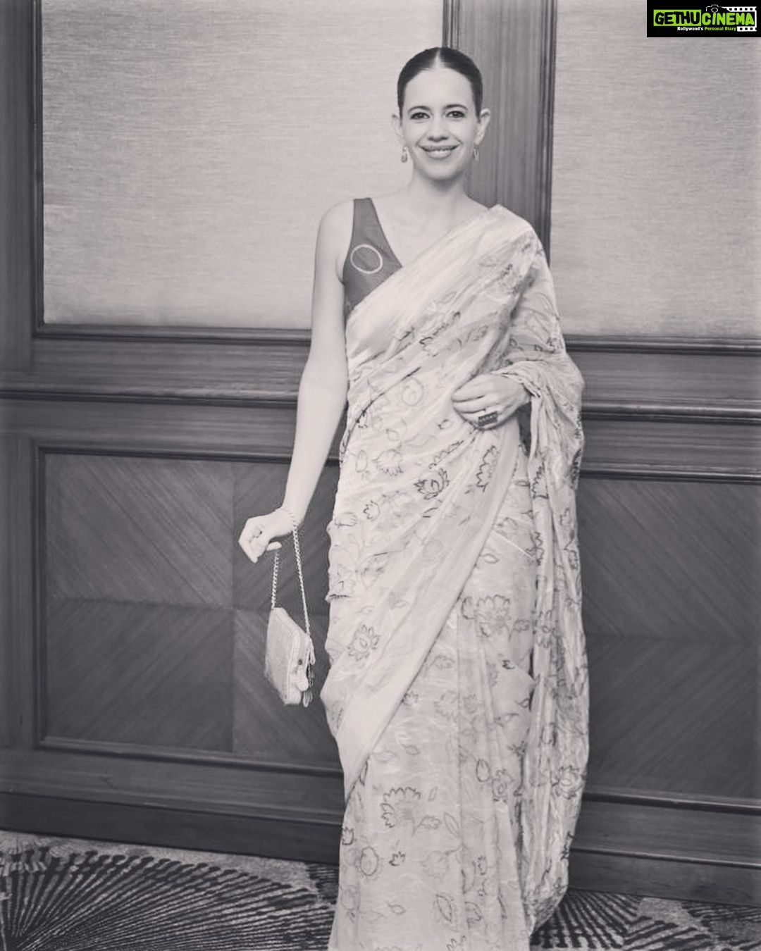 Kalki Koechlin Instagram - Always love a good sari ♥️ HMU @makeupbymanjari Sari @shantibanaras Thanks @elevate_promotions Bag @sandalwali_ Ring @fatherland_india Photos @gagandeepsinghnagpal @goldfishthefilm #intheatres1stseptember