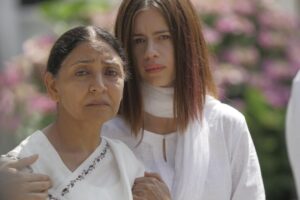 Kalki Koechlin Instagram - Chalk and cheese.

Today’s @goldfishthefilm story.
It’s hard to see how @deepti.naval ‘s Sadhana and my Anamika could be mother and daughter, when we look so different. But that’s part of the story. Anamika is British born to a Caucasian father and rejects her ‘indianess’ in all kinds of ways while Sadhana has struggled to hold on to her roots in a foreign country. Both need to find parts of themselves that the other has. And they do it by arguing over a goldfish. 

#watchonfirstseptember
#chalkandcheese

Photo 1 @shootguru 
Photo 2 and 3 @apurva_official 

@deepti.naval @kalkikanmani @rajitkapurofficial @slight_diversion @mok.shaa @ravinjganatra @whoisomarkhan @harryatters #shanayarafaat @pericles_snowdon @real_noa_bodner @ashraf.ej @komalamee @richardcorgan @surabhirumbles @apurva_official #arghyalahiri @worksforyael @bhuvaneshben @mannysamra_mua @ruby_todd_art @kellytoode @george.is.lazy @priyanka_asera @muzzammilhashmidop @nizah_e @andresoundspeed @dan_the_soundie #Stephanie @sangeetamattachhabria @itsshreeyasharma @tapasrelia @shuktisharma #Gordonwarnecke #Bhartipatel #Petermair #pradippatil #martino #Rosie #Sherry #pushankripalani @goldfishthefilm @anuragkashyap10