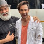 Karan Sharma Instagram - With the man who gave me the very first opportunity to face the camera 15yrs back @jd_majethia sir !❤️ … it alway feel coming back to home , whenever I work for you . This time again you gave me such a wonderful story n character #pulkit #waglekiduniya … though it was a special appearance but I totally enjoyed it … My Best wishes to you and the Show #waglekiduniya . Keep up the great work sir ❤️🤗 ! . . . #blessed #karansharma