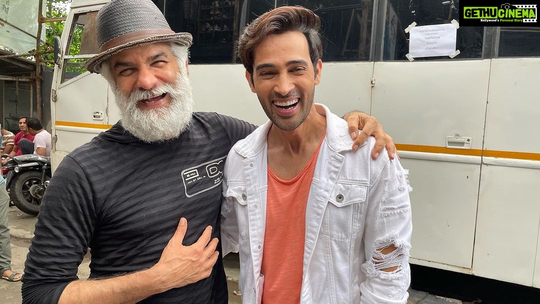 Karan Sharma Instagram - With the man who gave me the very first opportunity to face the camera 15yrs back @jd_majethia sir !❤️ … it alway feel coming back to home , whenever I work for you . This time again you gave me such a wonderful story n character #pulkit #waglekiduniya … though it was a special appearance but I totally enjoyed it … My Best wishes to you and the Show #waglekiduniya . Keep up the great work sir ❤️🤗 ! . . . #blessed #karansharma