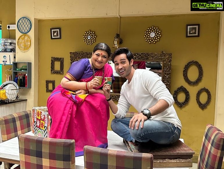 Karan Sharma Instagram - Garma garam chai with @bharatiachrekar 😍🤗.. #waglekiduniya #pulkit