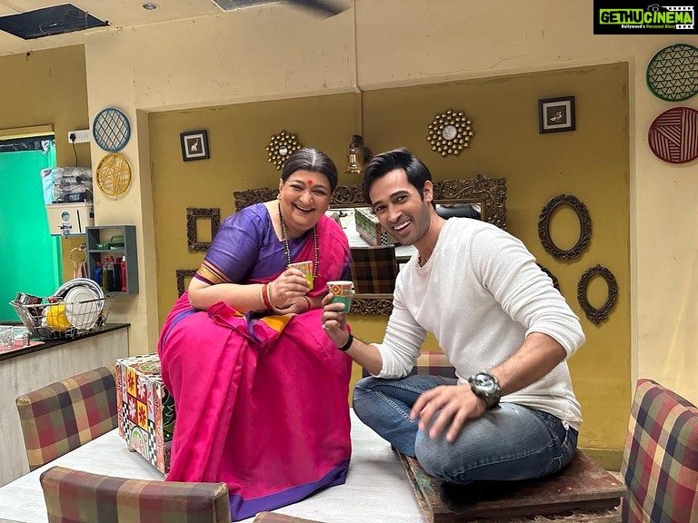 Karan Sharma Instagram - Garma garam chai with @bharatiachrekar 😍🤗.. #waglekiduniya #pulkit