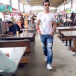 Karan Sharma Instagram - Dushmano ke beach bhi style main entry 😎 ! . . . . #jawan #karansharma #trending #trendingreels #style