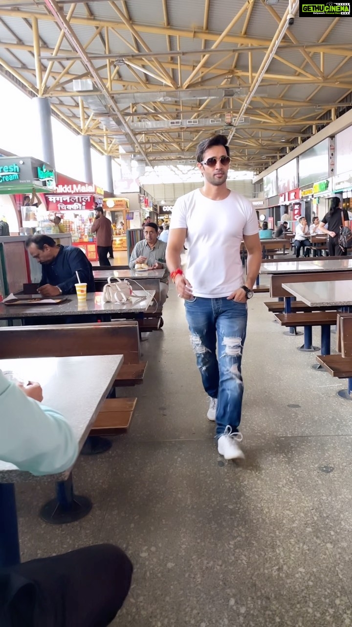 Karan Sharma Instagram - Dushmano ke beach bhi style main entry 😎 ! . . . . #jawan #karansharma #trending #trendingreels #style
