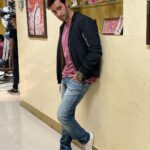 Karan Sharma Instagram - Tonight PULKIT IS COMING to meet you all at 9pm @sonysab @waglekiduniyafamilygroup ….Hope you guys like him for next 4 days . . It’s a special appearance guys but very interesting story .. I had great time while shooting . whole team is superb.. full of energy n so loving people .. best wishes to them . hope I did justice to this character PULKIT .. Do comment after watching the episode guys ❤️! . . #karansharma #sonysab #waglekiduniya
